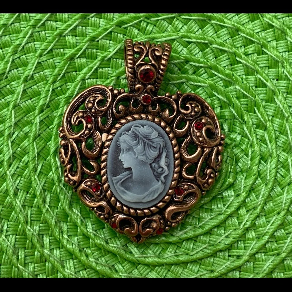 Beautiful vintage heart shaped cameo pendant in copper tone setting - Picture 1 of 3